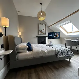 https://hotel-one-hundred.cardiffhotelswales.com